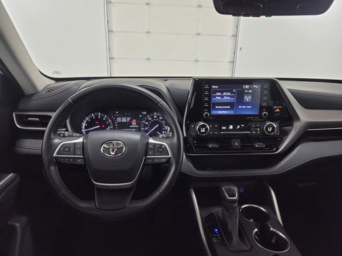 Used 2022 Toyota Highlander XLE AWD/4WD image 12