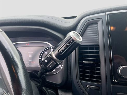 Used 2023 Nissan Titan SV w/ SV Convenience Package image 16