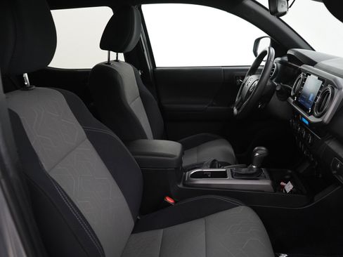 Used 2022 Toyota Tacoma TRD Off-Road image 11