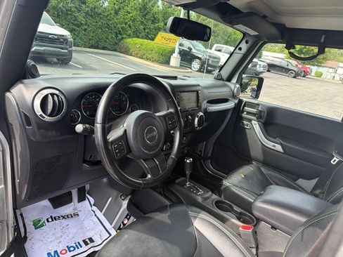 Used 2013 Jeep Wrangler Unlimited Sahara w/ Dual Top Group AWD/4WD image 10