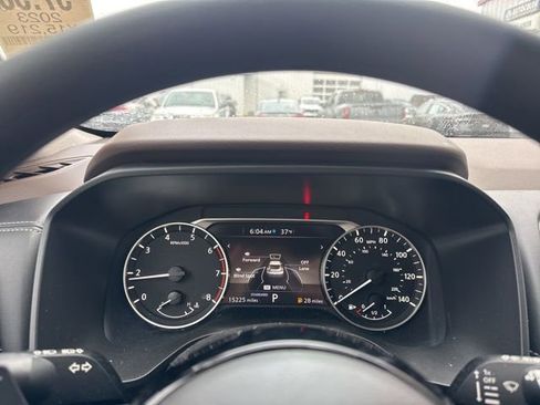 Used 2023 Nissan Rogue SV image 3