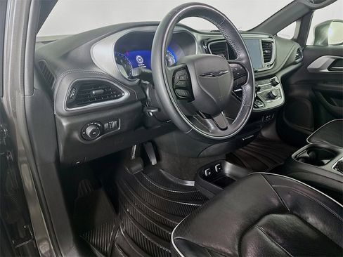 Used 2018 Chrysler Pacifica Limited image 4