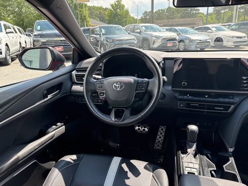 Used 2025 Toyota Camry SE FWD image 9