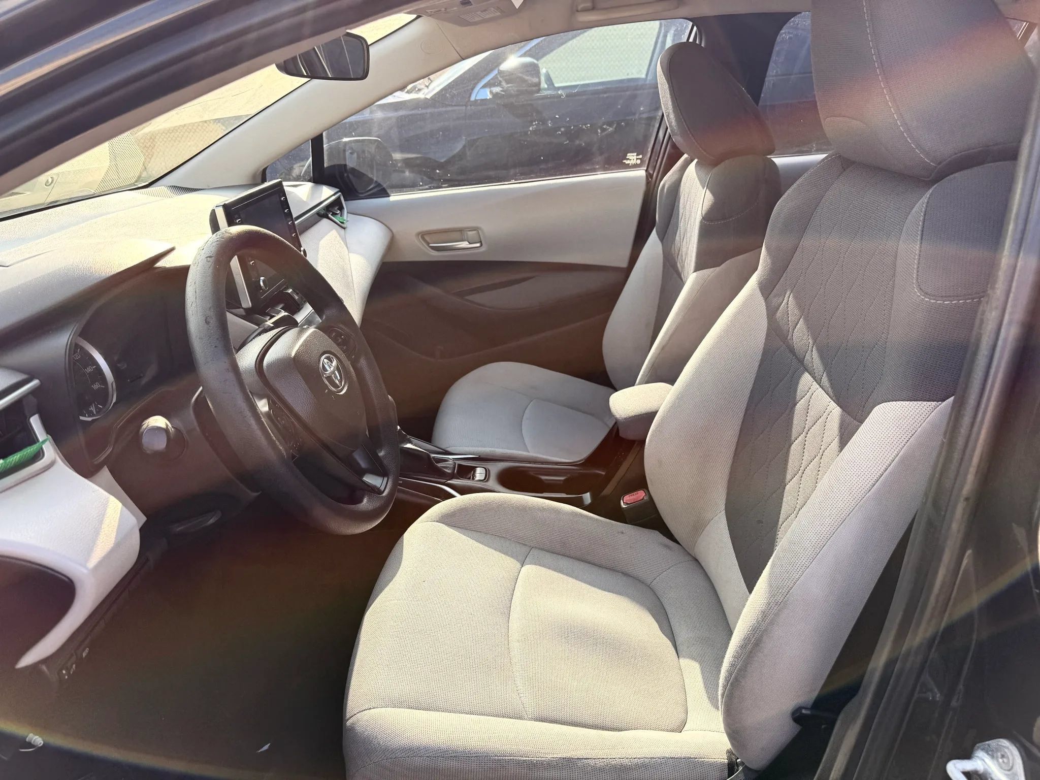 Used 2021 Toyota Corolla LE FWD image 2