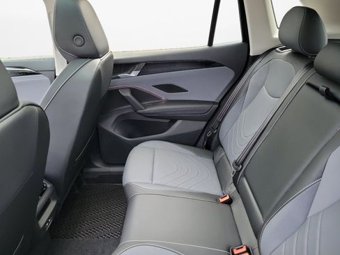 New 2026 Volkswagen Tiguan SE FWD image 13