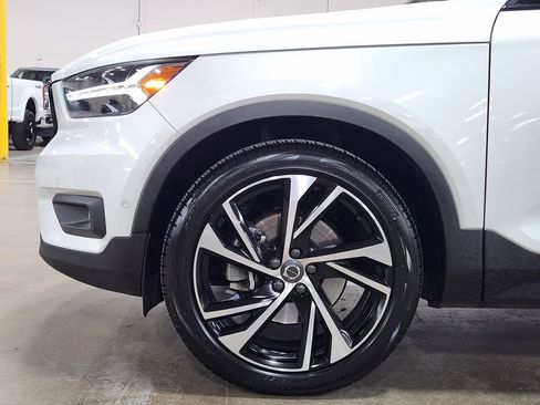 Used 2021 Volvo XC40 T4 R-Design w/ Advanced Package image 5