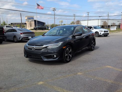 Used 2018 Honda Civic Touring image 4