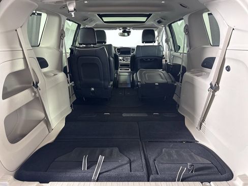 Used 2024 Chrysler Pacifica Limited image 11