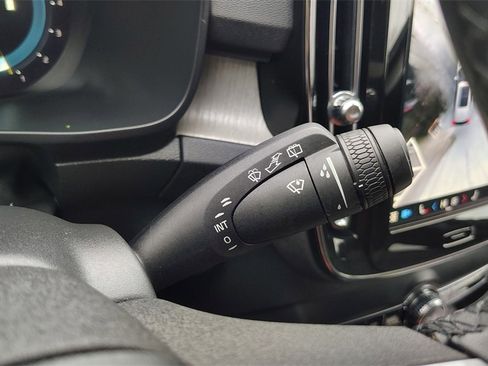 Certified 2025 Volvo XC40 B5 Plus image 17