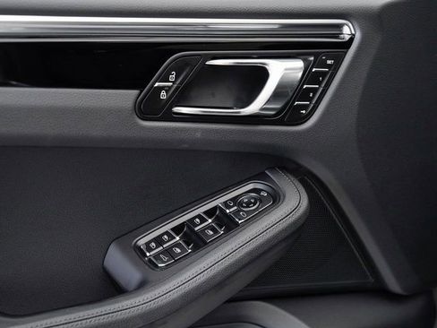 Certified 2025 Porsche Macan image 8