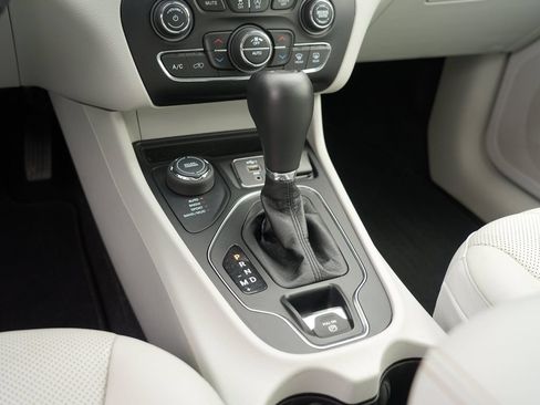 Used 2021 Jeep Cherokee Latitude Lux w/ Comfort/Convenience Group AWD/4WD image 25