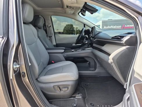 Used 2024 Toyota Sienna XLE FWD image 19