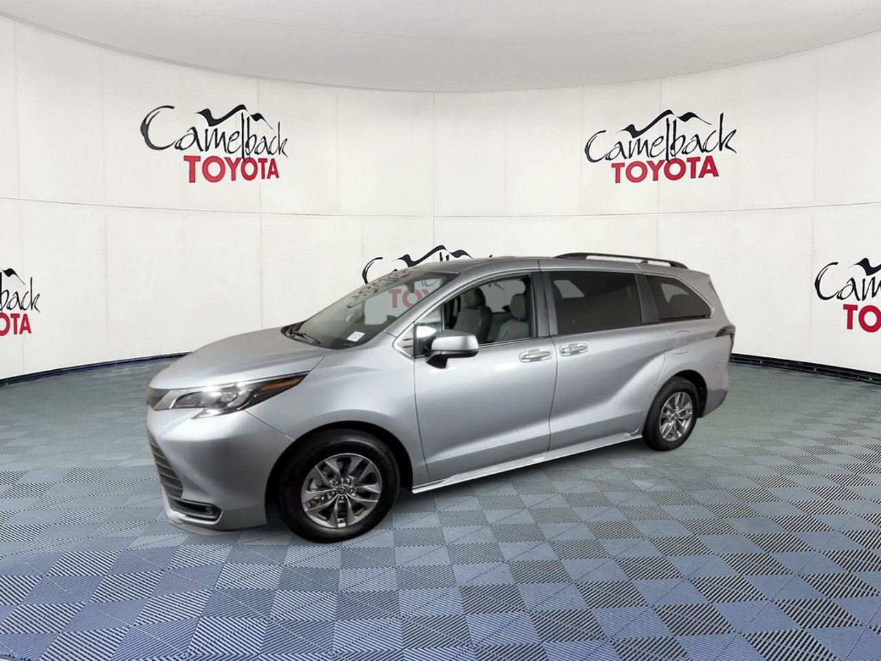 Used 2025 Toyota Sienna XLE FWD image 7