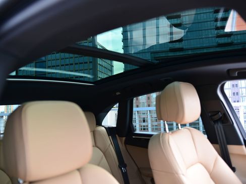 Certified 2025 Porsche Macan image 15