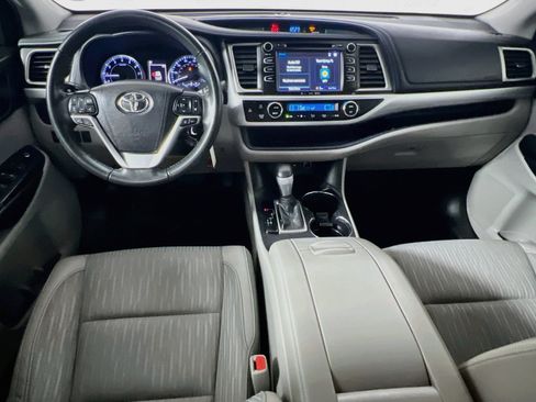 Used 2019 Toyota Highlander Plus FWD image 28