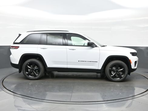 New 2025 Jeep Grand Cherokee Altitude AWD/4WD image 7