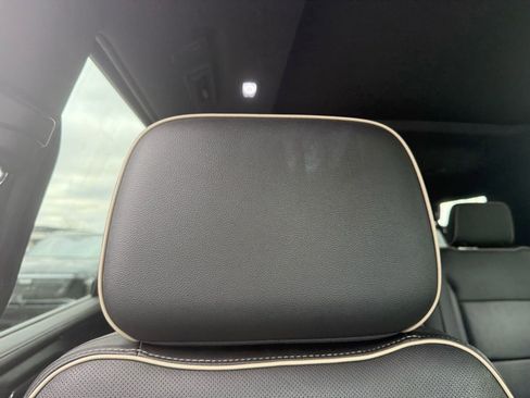 Used 2022 GMC Yukon XL SLT w/ SLT Luxury Package image 32