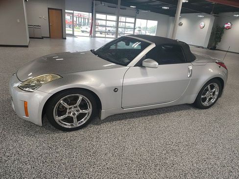 Used 2007 Nissan 350Z Touring RWD image 2