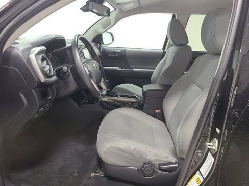 Certified 2018 Toyota Tacoma SR5 AWD/4WD image 17
