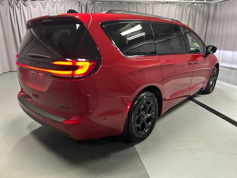 Used 2025 Chrysler Pacifica Premium FWD image 7