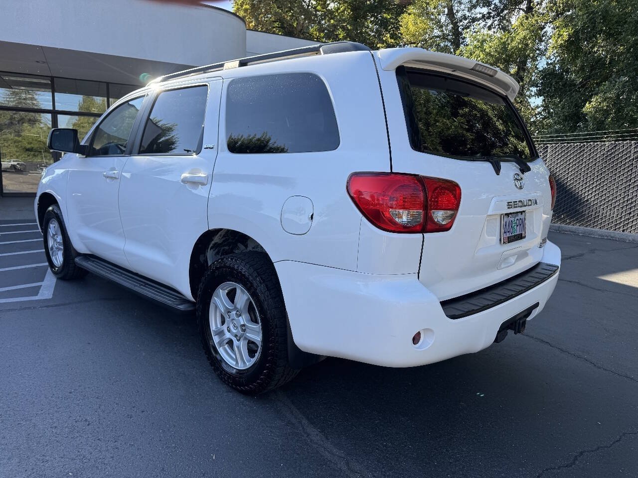 Used 2016 Toyota Sequoia SR5 AWD/4WD image 3