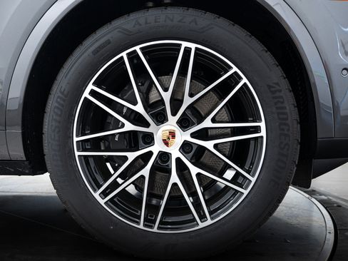 Certified 2025 Porsche Cayenne image 11