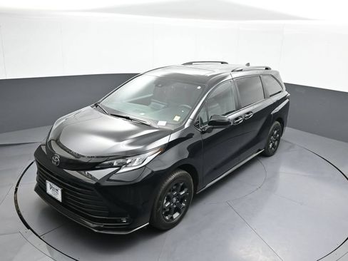 Certified 2026 Toyota Sienna XLE Woodland Edition AWD/4WD image 36