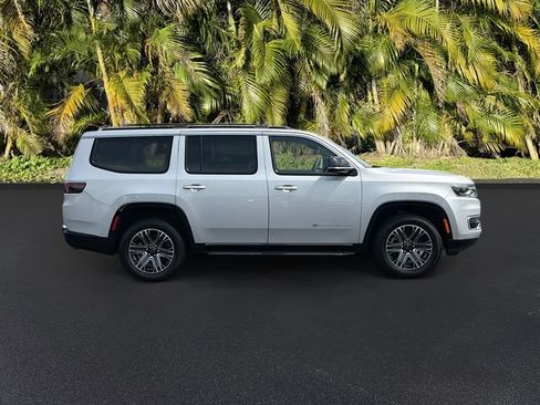 Used 2025 Jeep Wagoneer 4WD image 4
