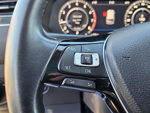 Used 2018 Volkswagen Tiguan SEL Premium image 29