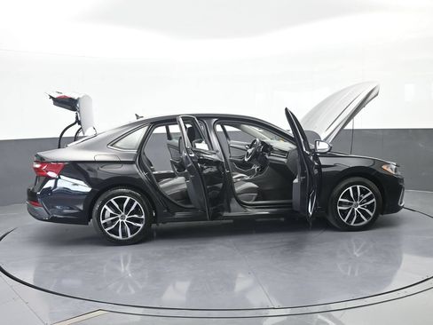 Used 2025 Volkswagen Jetta SE FWD image 69