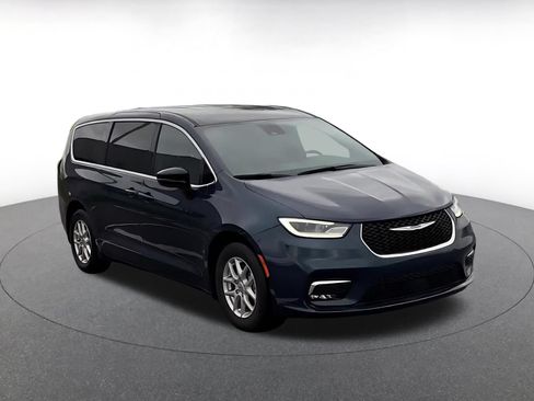 Used 2025 Chrysler Pacifica Select FWD image 3