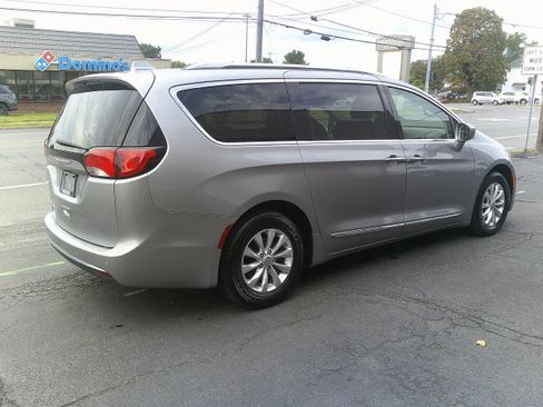 Used 2018 Chrysler Pacifica Touring-L FWD image 7