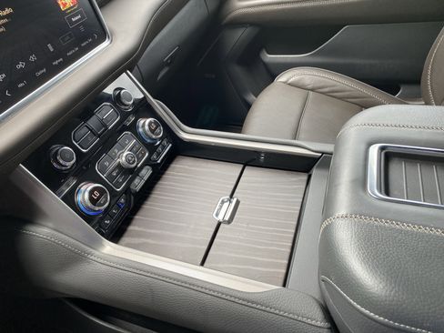 Used 2023 GMC Yukon Denali RWD image 31