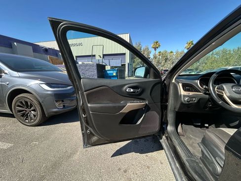 Used 2017 Jeep Cherokee Sport FWD image 8