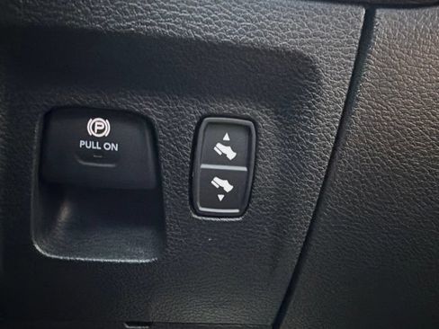 Used 2023 RAM 1500 Laramie AWD/4WD image 22