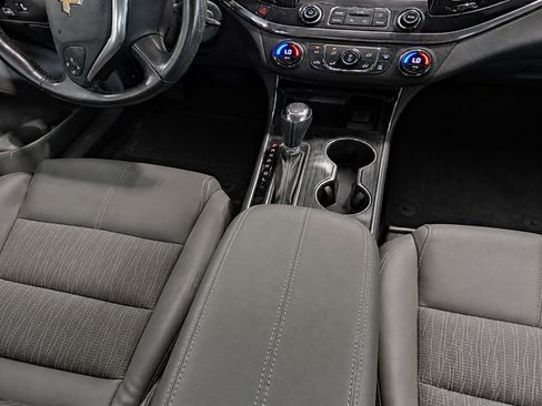 Used 2017 Chevrolet Impala LT FWD image 23