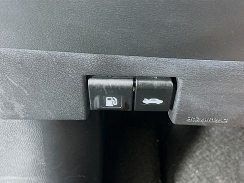 Used 2025 Nissan Versa SV FWD image 17