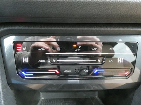 Used 2022 Volkswagen Tiguan SE w/ Panoramic Sunroof Package image 24