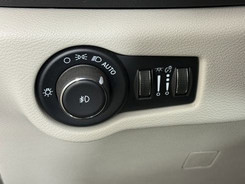 Used 2024 Chrysler Pacifica Touring-L FWD image 25
