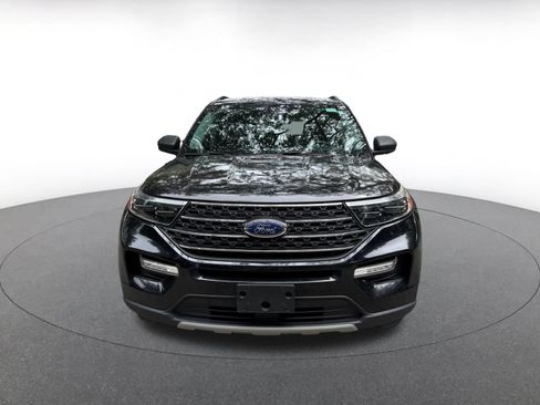 Used 2023 Ford Explorer XLT w/ Equipment Group 202A RWD image 2