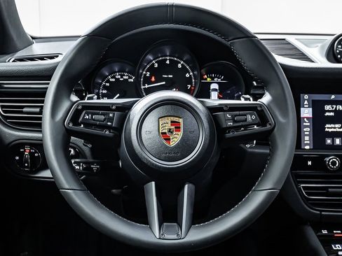 Certified 2025 Porsche Macan image 14