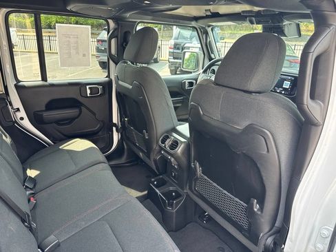 Used 2025 Jeep Wrangler Unlimited Rubicon AWD/4WD image 32