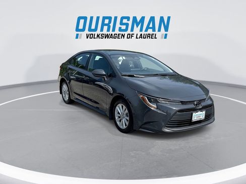 Used 2024 Toyota Corolla LE w/ LE Convenience Package FWD image 2