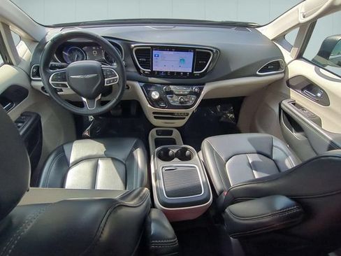 Used 2023 Chrysler Pacifica Touring-L FWD image 25