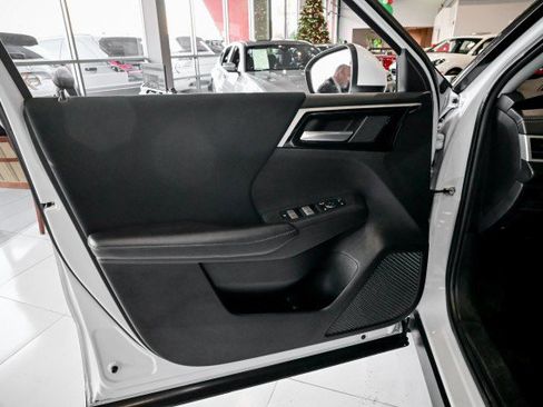 Used 2024 Mitsubishi Outlander ES image 15