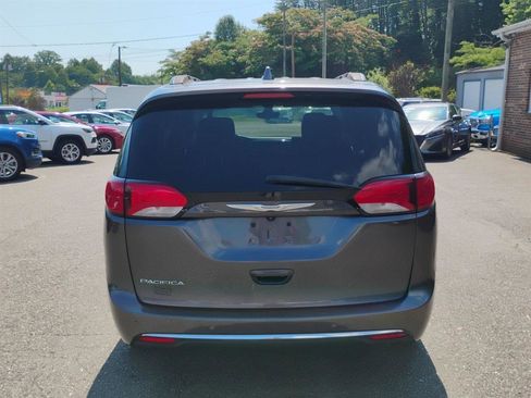 Used 2017 Chrysler Pacifica Touring-L w/ Tire & Wheel Group FWD image 6