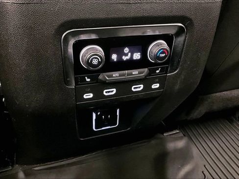 Used 2024 Chevrolet Suburban Z71 image 32