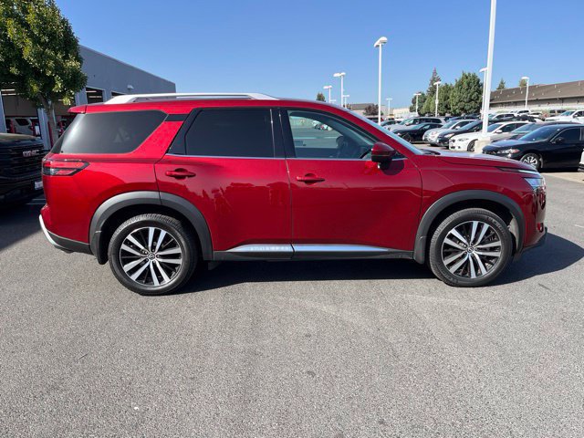 Used 2024 Nissan Pathfinder Platinum FWD image 2