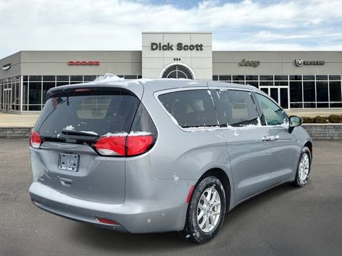 Used 2017 Chrysler Pacifica Touring image 5