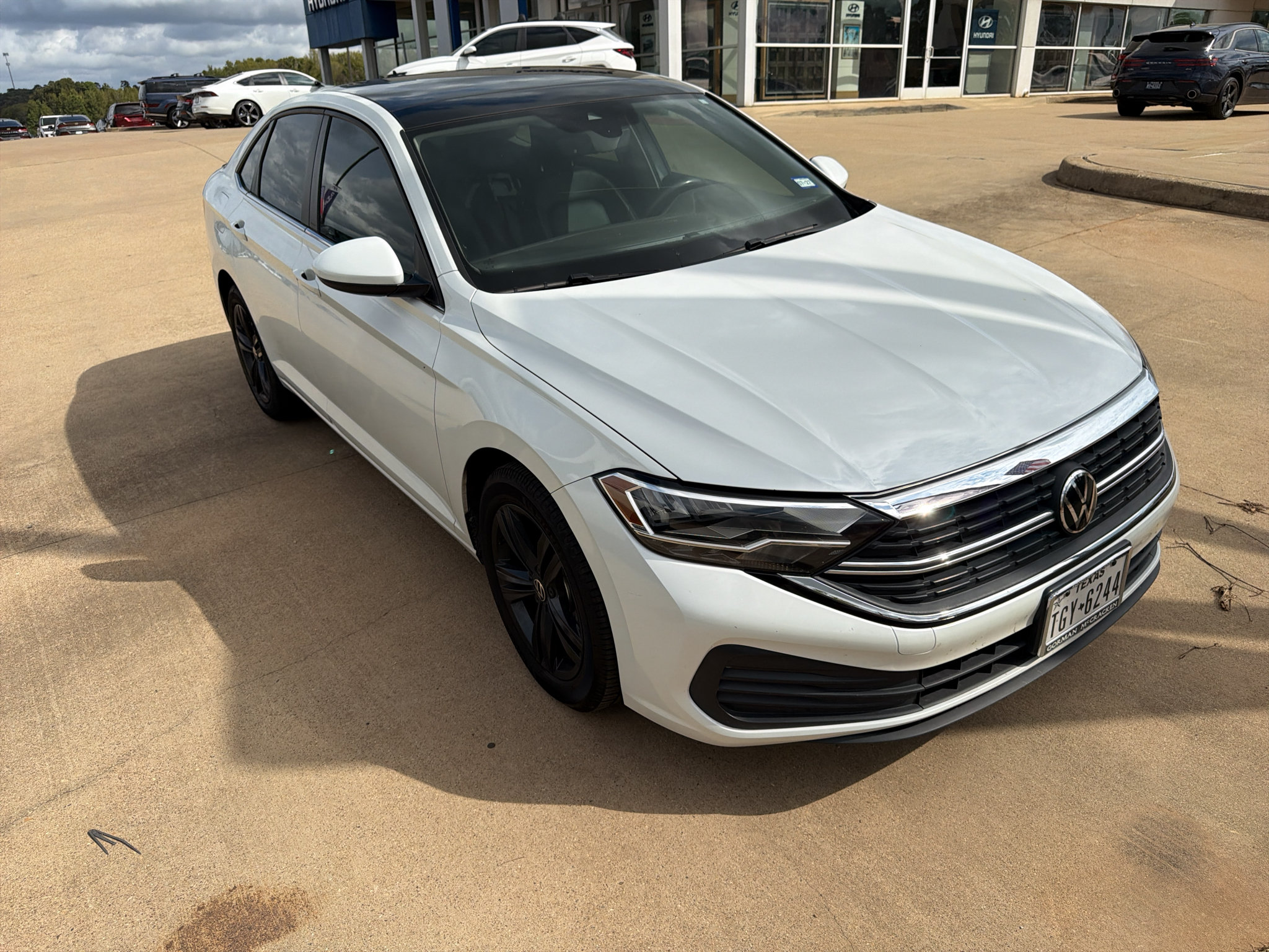 Used 2023 Volkswagen Jetta SE w/ Panoramic Sunroof Package FWD image 5